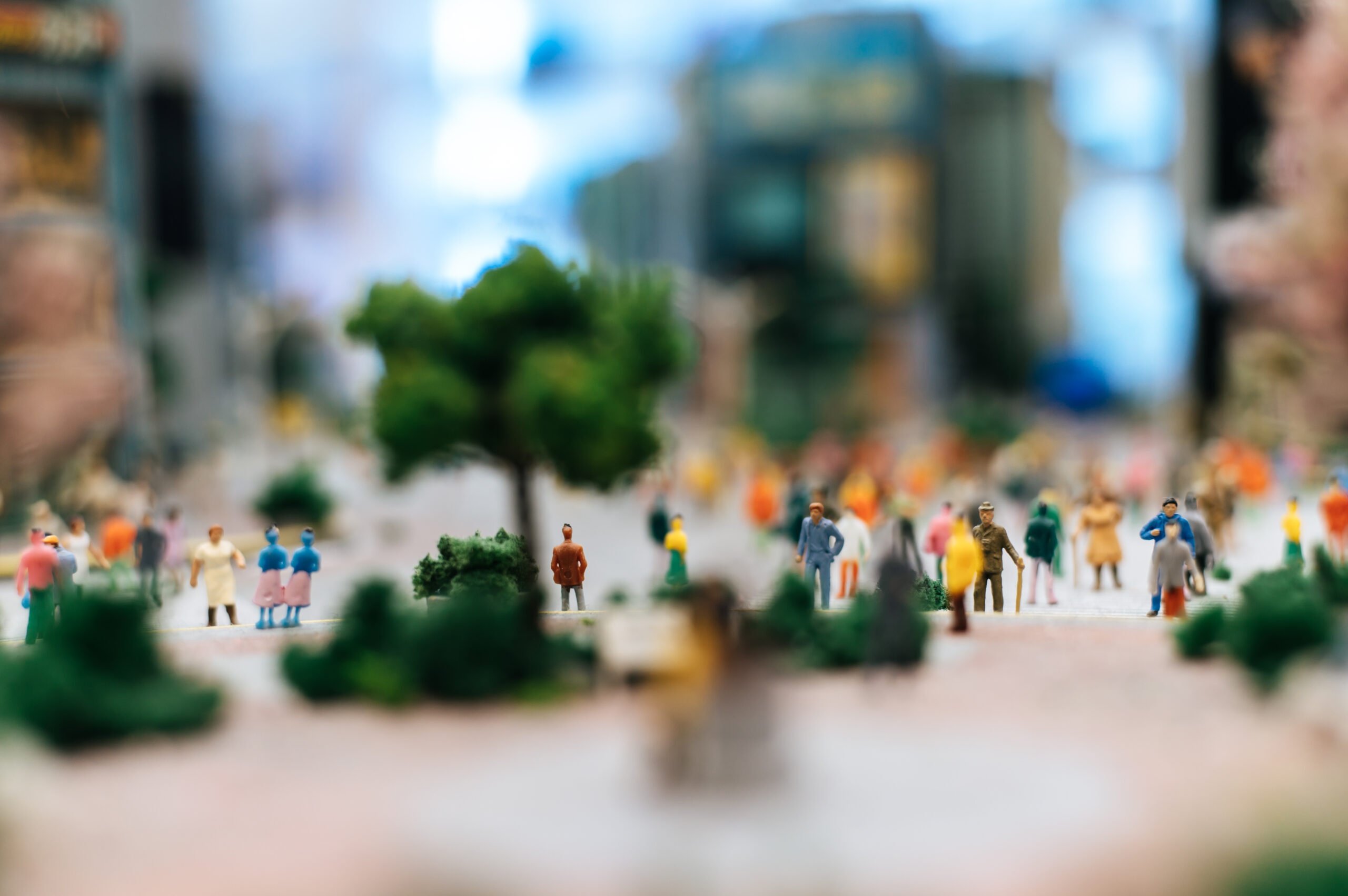 Small people or small people walk on many streets. Selective focus