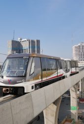 รถไฟฟ้าสายสีทอง_มุ่งหน้าสู่สถานีเจริญนคร_Skytrain_Gold_line_coming_to_Charoen_Nakorn_Station